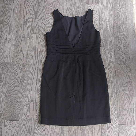 Absolutely Beautiful dress by Josef 🌸🍀🍀 - Picture 8 of 16